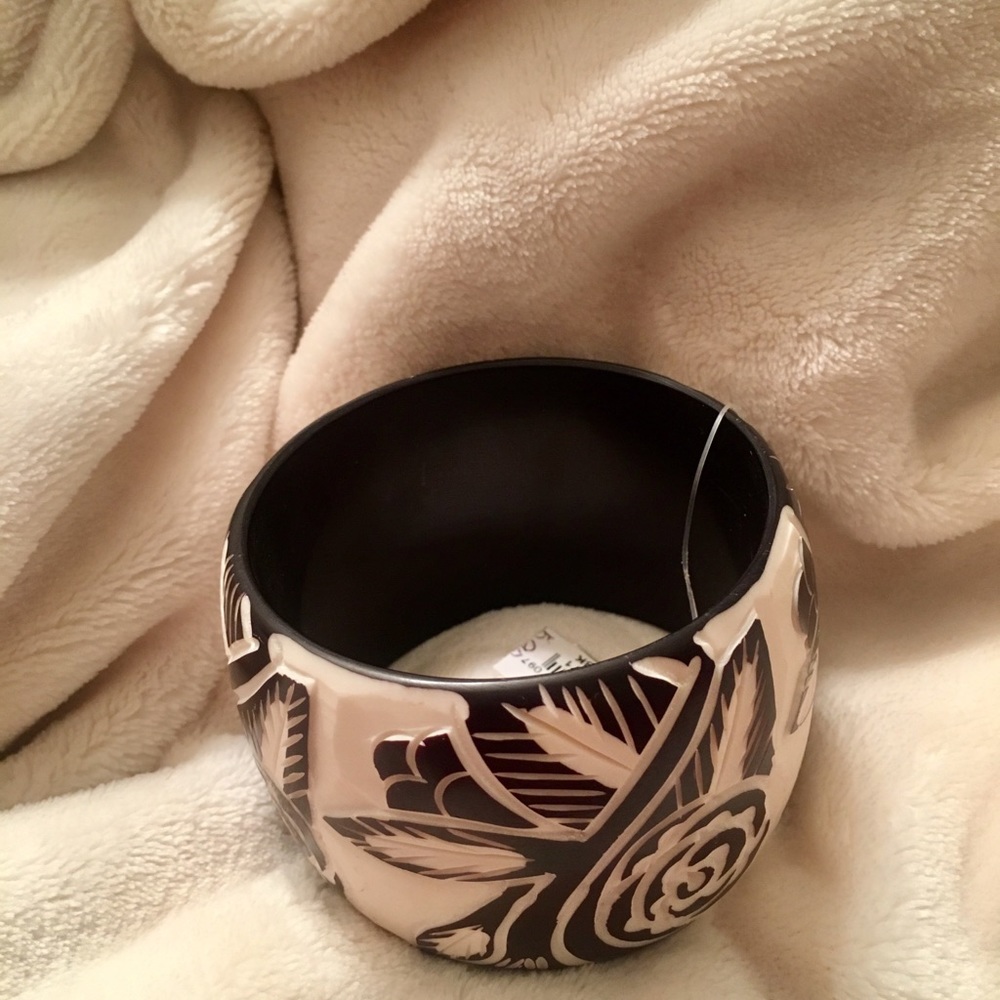 🌼NWT Dark Brown & White Floral Bangle Bracelet🌼